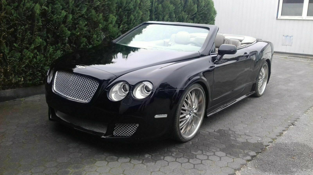 Phía trước của chiếc Bentley Continental GTC giả mạo Phía trước của chiếc Bentley Continental GTC giả mạo