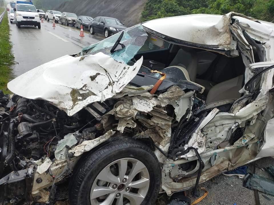 Chiếc Kia Rio bị hư hỏng nặng sau vụ tai nạn