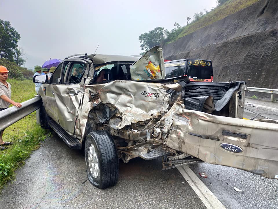 Chiếc xe b&aacute;n tải Ford Ranger t&ocirc;ng v&agrave;o dải ta-luy