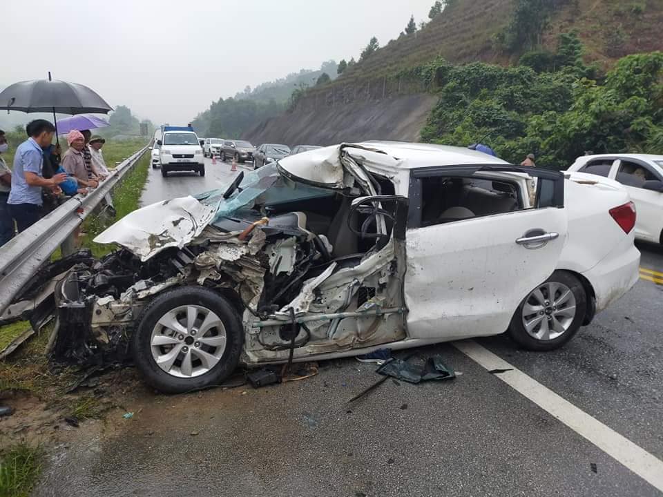 Chiếc Kia Rio xoay ngang đường sau vụ tai nạn