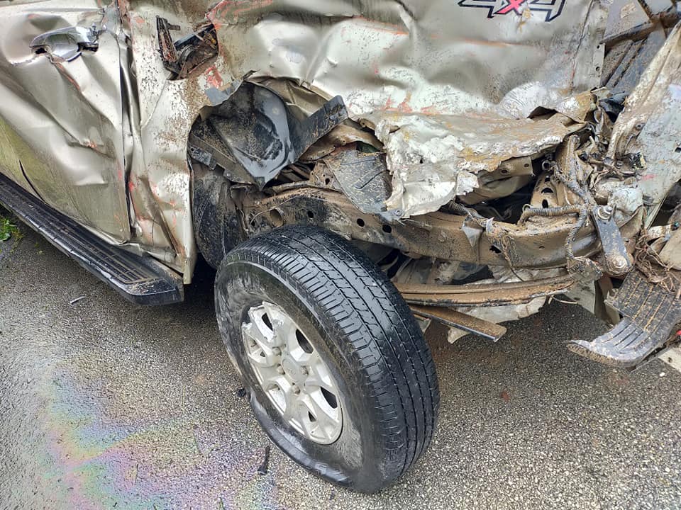 B&aacute;nh sau b&ecirc;n tr&aacute;i của chiếc Ford Ranger bị nổ lốp
