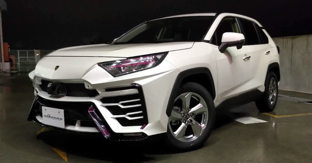 Chưa r&otilde; phần đu&ocirc;i xe v&agrave; nội thất của chiếc Toyota RAV4 c&oacute; giống Lamborghini Urus hay kh&ocirc;ng