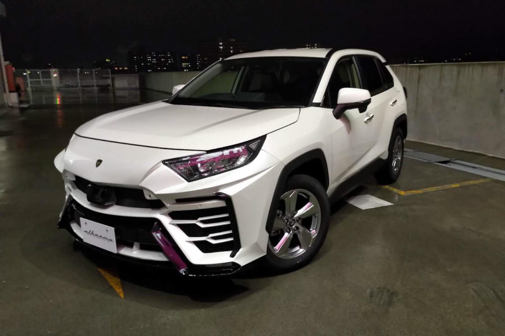 Toyota RAV4 lắp g&oacute;i độ Albermo XR51 n&ecirc;n tr&ocirc;ng chẳng kh&aacute;c g&igrave; Lamborghini Urus