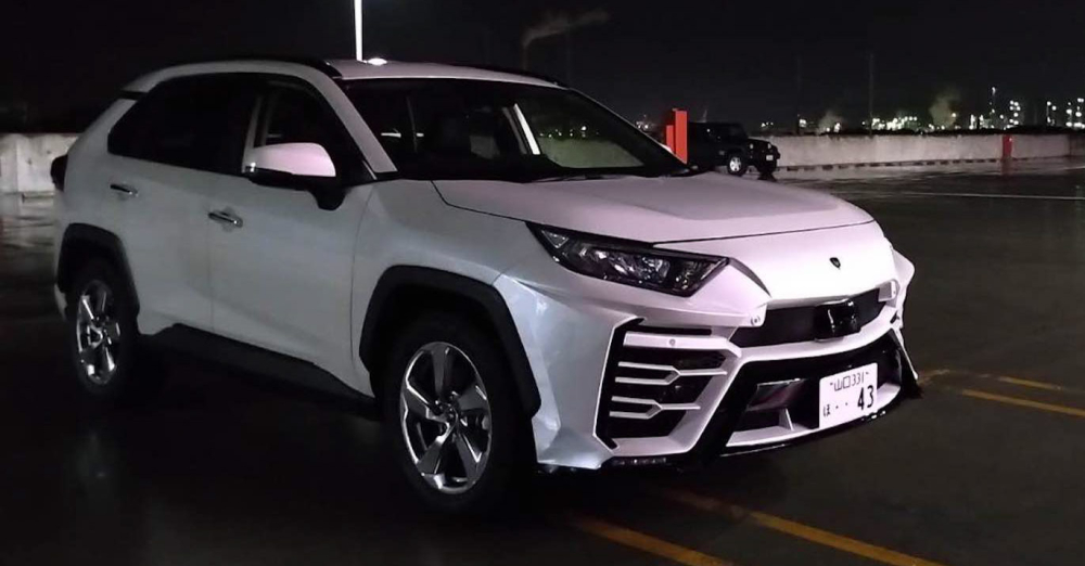 Cụm đ&egrave;n pha v&agrave; la-zăng của chiếc Toyota RAV4 vẫn được giữ lại