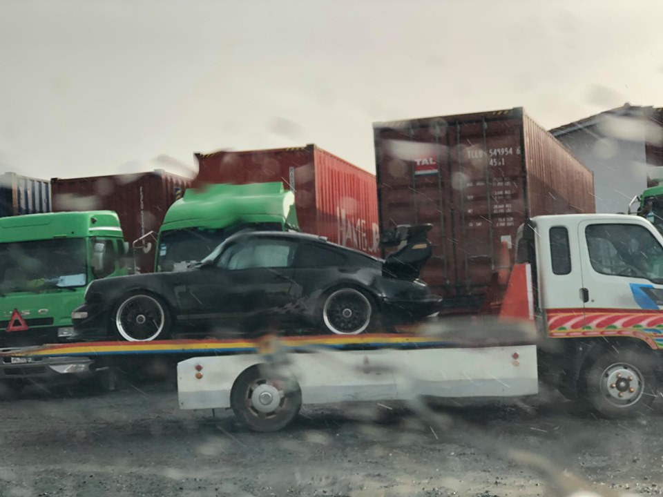 Xe c&oacute; c&aacute;nh gi&oacute; khổng lồ ph&iacute;a sau