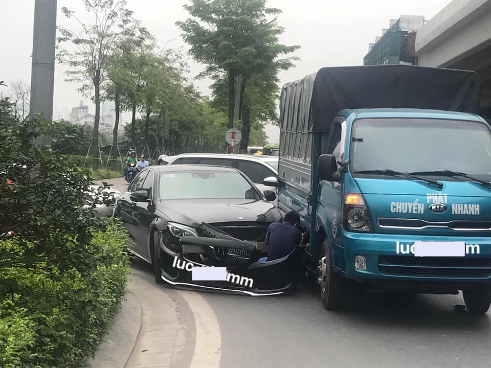 G&oacute;c ảnh n&agrave;y cho thấy chiếc Mercedes-Benz từ đường nh&aacute;nh ra đường lộ dẫn đến vụ va quẹt với xe tải. Người c&oacute; lỗi l&agrave; t&agrave;i xế xe Mercedes-Benz