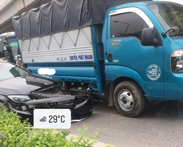 Bức ảnh vụ va chạm giữa xe tải với xe Mercedes-Benz n&agrave;y khiến cư d&acirc;n mạng cho rằng xe tải vượt l&ecirc;n dẫn đến vụ va quẹt v&agrave; t&agrave;i xế xe tải được x&aacute;c định c&oacute; lỗi