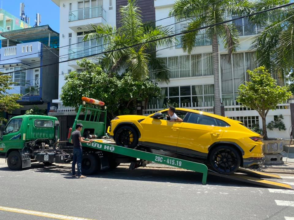 Hình ảnh chiếc siêu SUV Lamborghini Urus mới về Đà Nẵng đã lên xe cứu hộ để ra Hà Nội