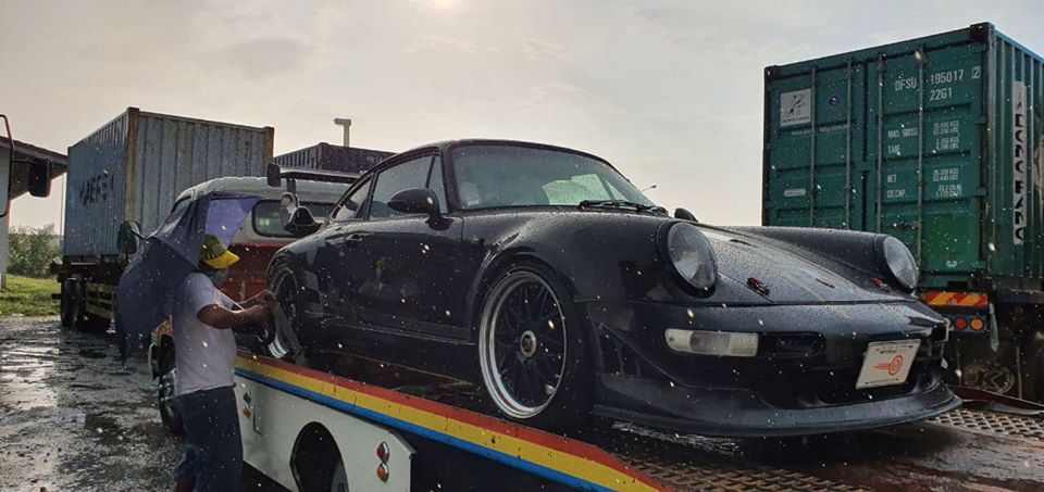 Chiếc Porsche 930 Turbo độ RUF tr&ecirc;n xe chuy&ecirc;n dụng trong chiều mưa