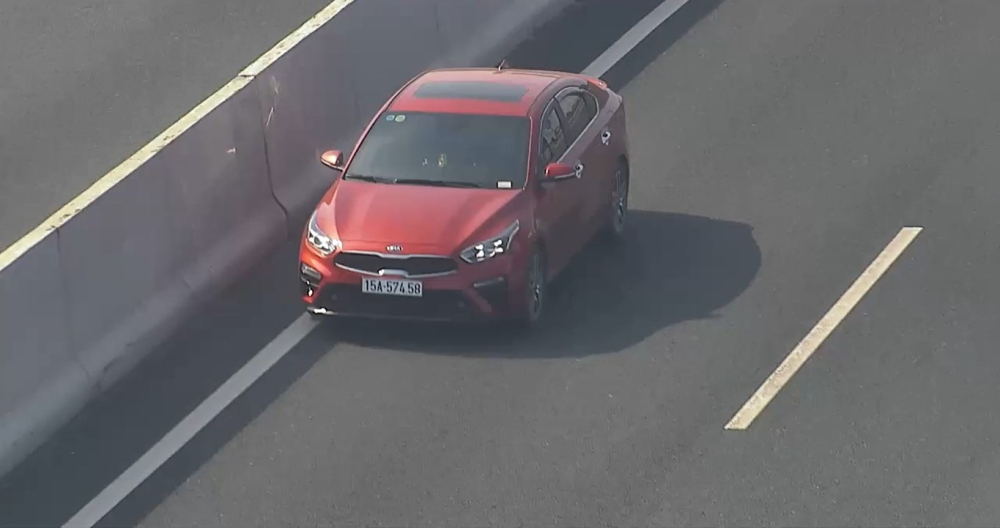Chiếc Kia Cerato chạy ngược chiều trên làn có giới hạn tốc độ cao nhất của cao tốc Hà Nội - Hải Phòng