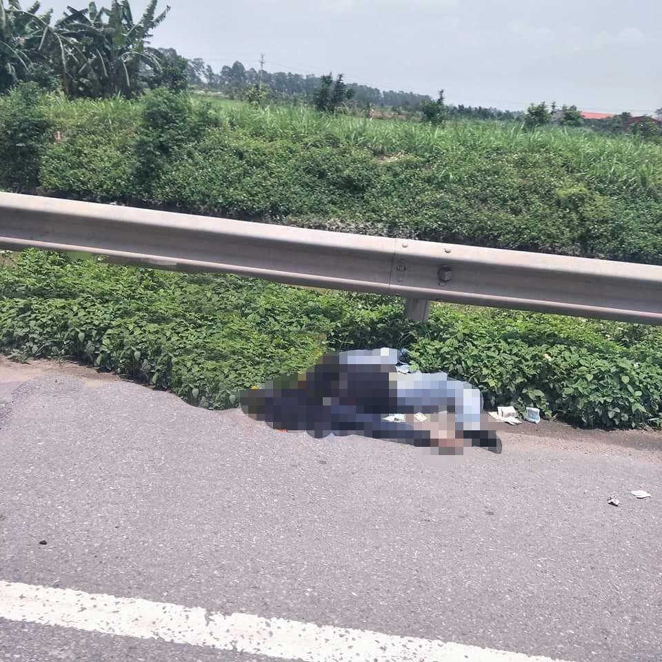 Thi thể của nạn nhân nằm bên lề đường
