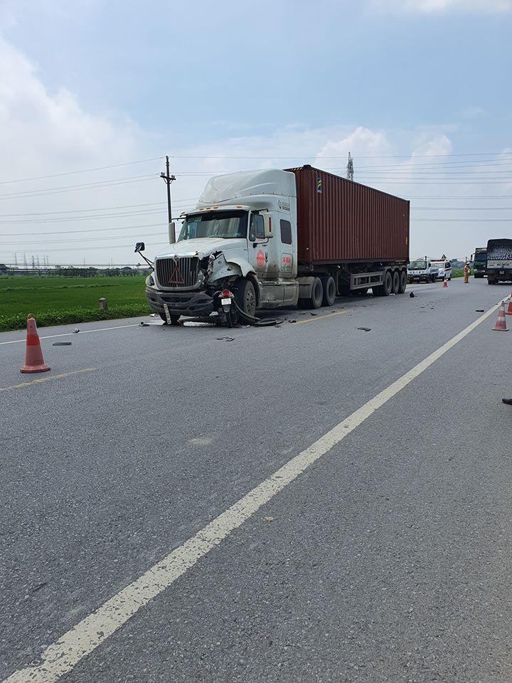 Hiện trường vụ tai nạn trên quốc lộ 38