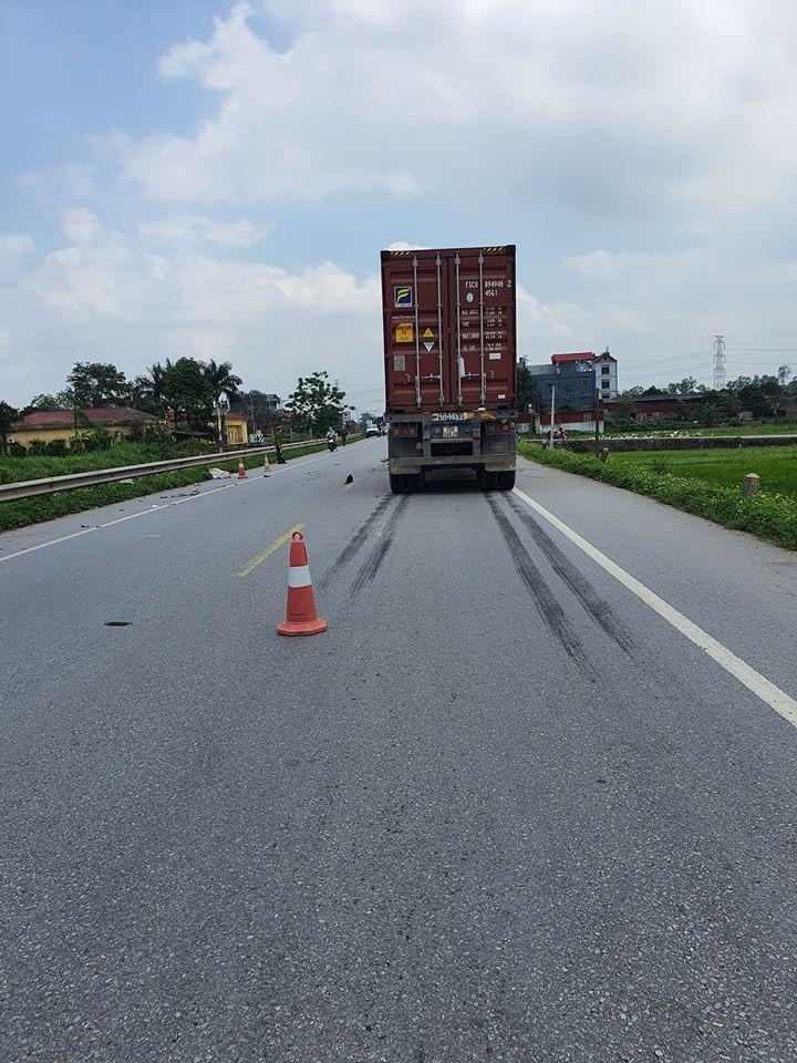 Hiện trường vụ tai nạn trên quốc lộ 38