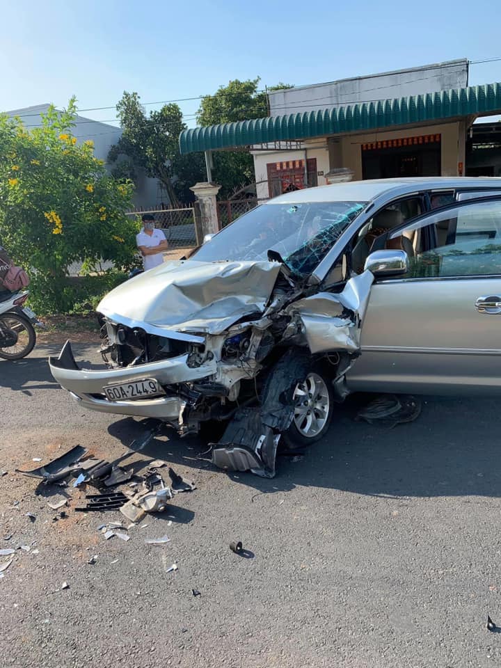 3 người ngồi tr&ecirc;n chiếc Toyota Innova đều bị thương