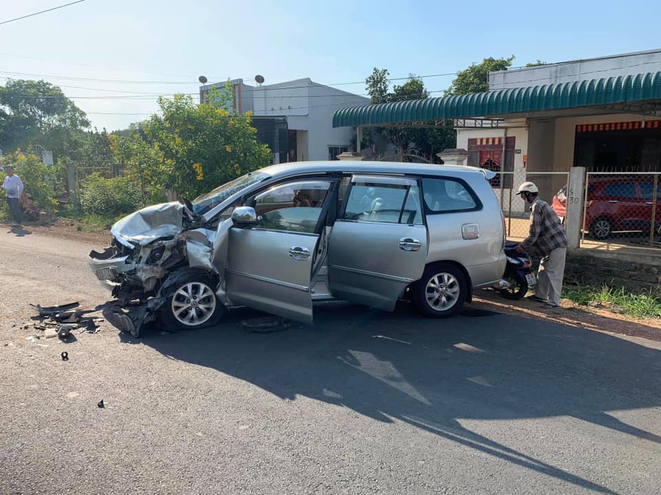 Chiếc Toyota Innova bị bẹp d&uacute;m phần đầu xe