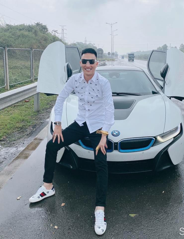 Huấn hoa hồng có thể bị phạt nặng nếu xác định cố tình dừng xe trên cao tốc để chụp ảnh