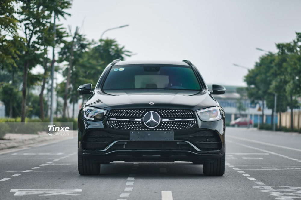 Khác với bản lắp ráp, Mercedes-Benz GLC 300 4Matic 2020 có nhiều chi tiết sơn đen, đem lại diện mạo có phần khỏe khoắn hơn