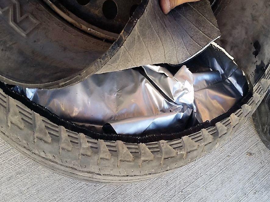 Gần 80 kg heroin v&agrave; ma t&uacute;y đ&aacute; được giấu v&agrave;o b&ecirc;n trong lốp của chiếc xe b&aacute;n tải Ford F-150