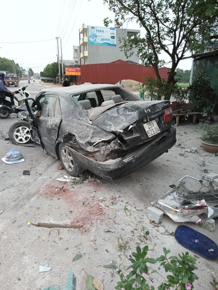 Chiếc &ocirc; t&ocirc; Mazda 626 tại hiện trường vụ tai nạn