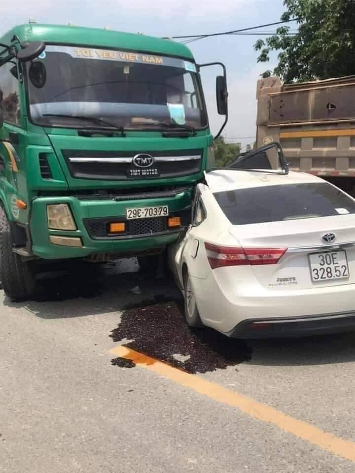 Vụ tai nạn khiến tài xế điều khiển chiếc Toyota Avalon bị thương nặng