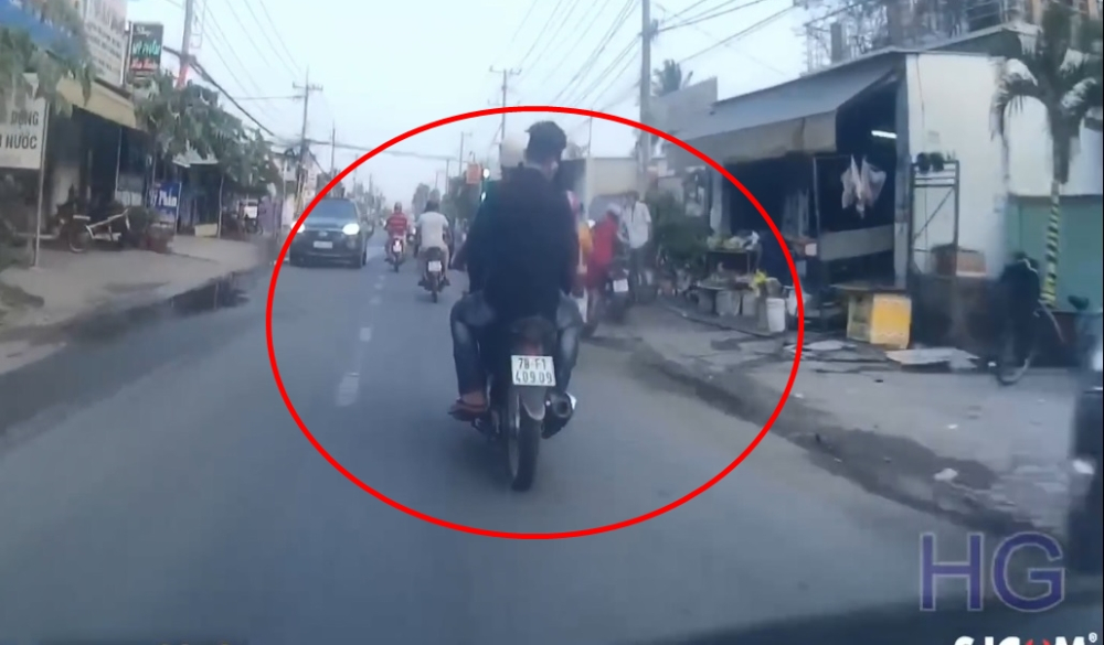 Hai đối tượng giật đồ tại Củ Chi bị đội SBC ở đ&acirc;y ph&aacute;t hiện di chuyển tr&ecirc;n đường v&agrave;o chiều ng&agrave;y 1 th&aacute;ng 4