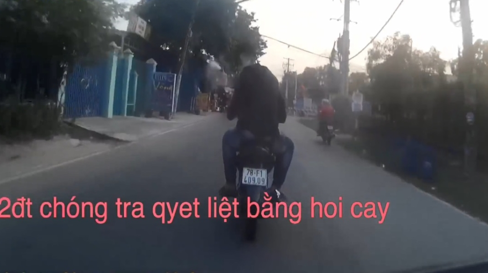 T&ecirc;n ngồi sau li&ecirc;n tục d&ugrave;ng b&igrave;nh xịt hơi cay đ&aacute;p trả đội SBC Củ Chi truy đuổi