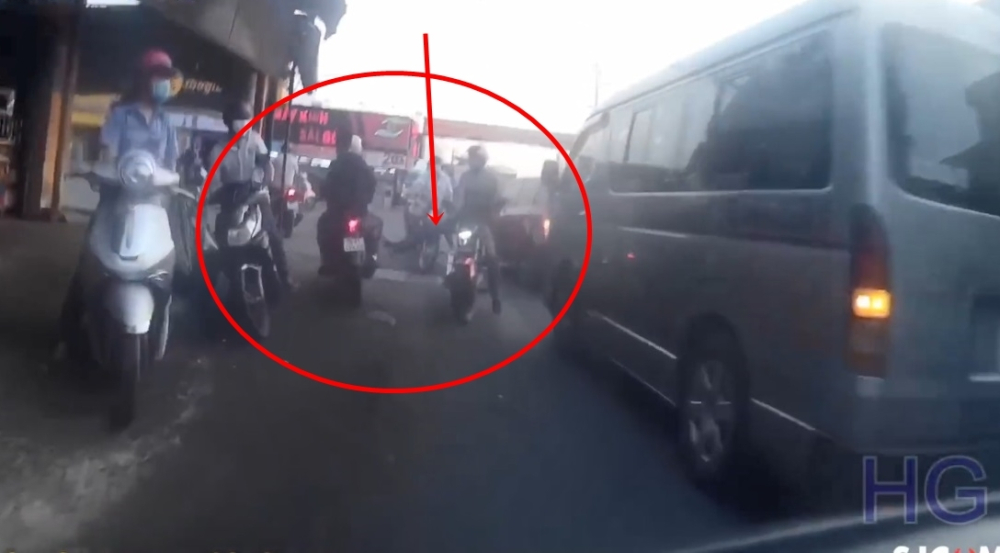 Một người d&acirc;n ra ch&acirc;n đạp xe 2 đối tượng giật đồ nhưng kh&ocirc;ng th&agrave;nh c&ocirc;ng