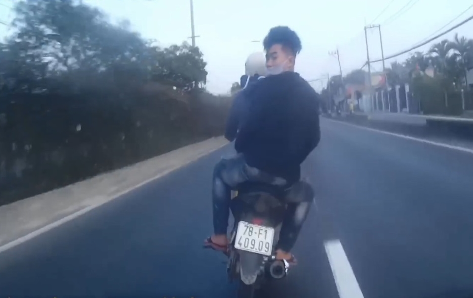 Hai đối tượng giật đồ chưa đủ tuổi th&agrave;nh ni&ecirc;n nhưng rất manh động v&agrave; chạy xe m&aacute;y Yamaha Exciter rất quyết liệt để cắt đu&ocirc;i những người truy đuổi m&igrave;nh