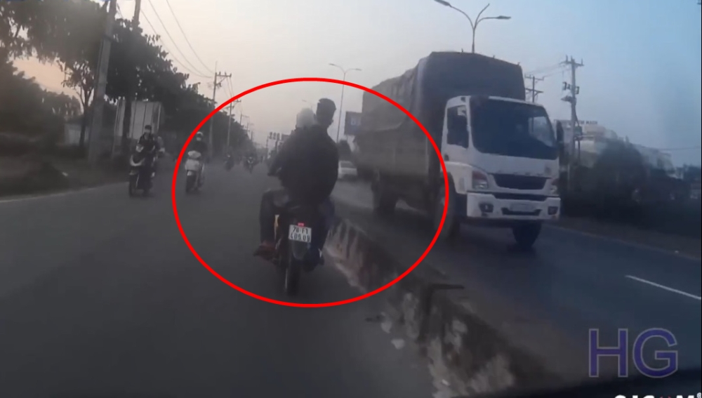 Hai đối tượng n&agrave;y c&ograve;n quay đầu xe tr&ecirc;n quốc lộ 22 v&agrave; chạy ngược chiều với tốc độ rất nhanh
