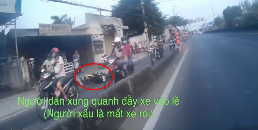 Chiếc Yamaha Exciter 135cc v&agrave;ng đen của 2 đối tượng sau khi bị đội SBC Củ Chi v&agrave; h&igrave;nh sự đạp ng&atilde;