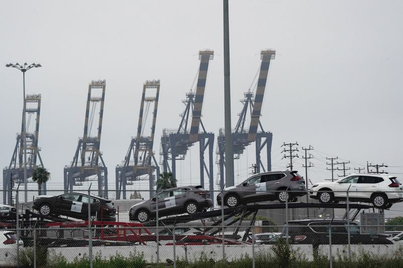 Những chiếc Nissan Rogue được chở trên ô tô tải trong cảng Los Angeles vào hôm 28/4/2020