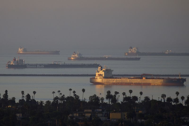 Những chiếc tàu chở hàng và chở dầu neo đậu ngoài cảng Long Beach cũng như Los Angeles vào hôm 24/4/2020