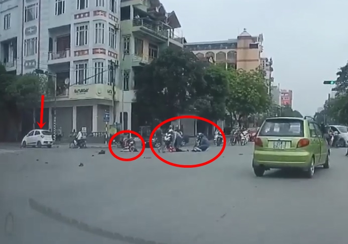 Hiện trường vụ tai nạn xe ô tô tông 3 mẹ con di chuyển trên xe máy ở Thái Nguyên