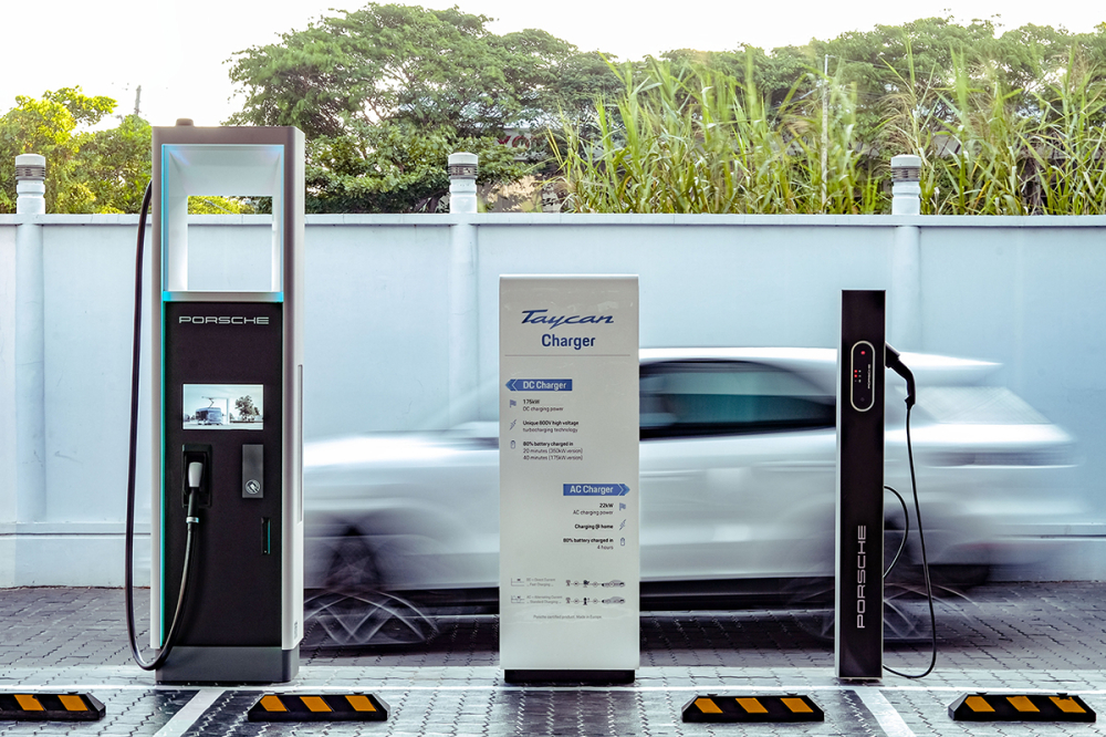 Porsche Việt Nam sẽ tiếp tục bổ sung thêm các trạm sạc điện cho Porsche Taycan để có thể thuận tiện hơn trong việc phục vụ khách hàng của mình. Porsche Việt Nam sẽ tiếp tục bổ sung thêm các trạm sạc điện cho Porsche Taycan để có thể thuận tiện hơn trong việc phục vụ khách hàng của mình.