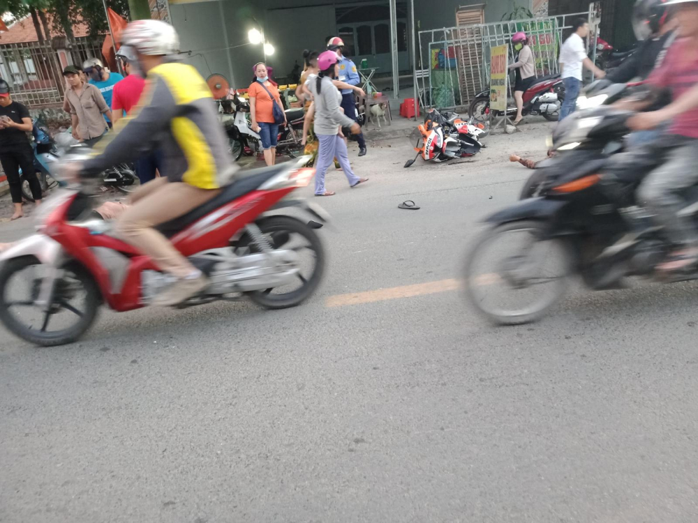 Chiếc xe mô tô Yamaha R15 tem trùm Repsol bị hư hỏng toàn bộ dàn đầu