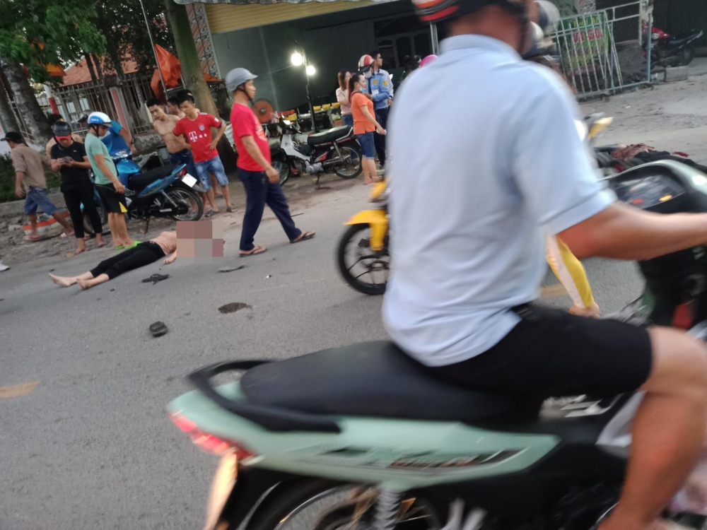 Nạn nhân nữ bị thương nặng nằm trên đường sau cú đâm mạnh