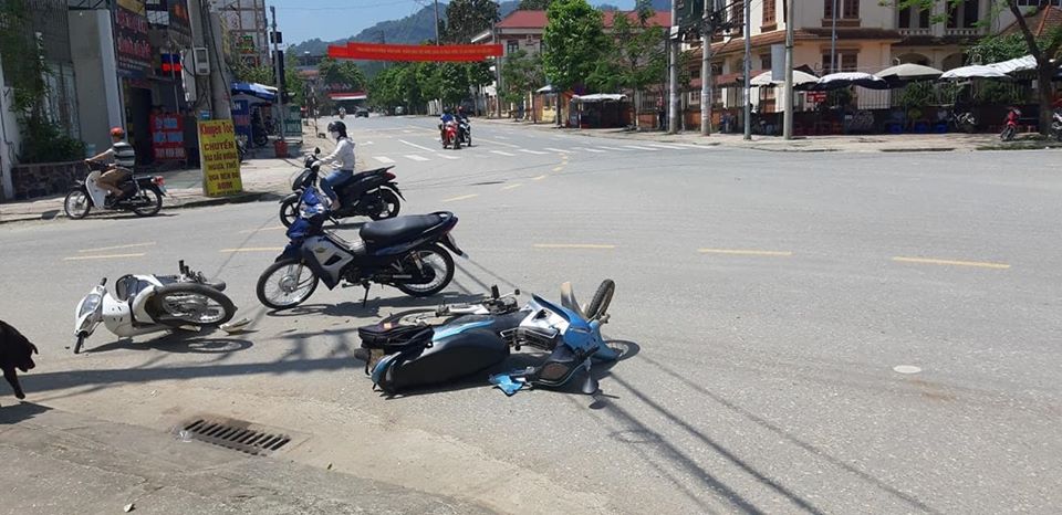 Hiện trường vụ tai nạn giữa 3 chiếc xe m&aacute;y