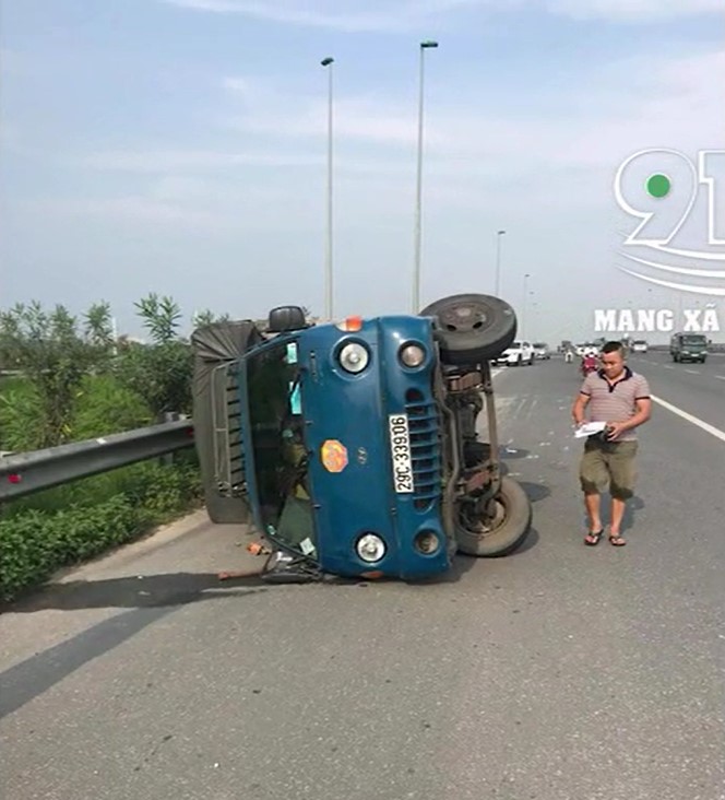 Chiếc &ocirc; t&ocirc; tải lật ngang tại hiện trường vụ tai nạn