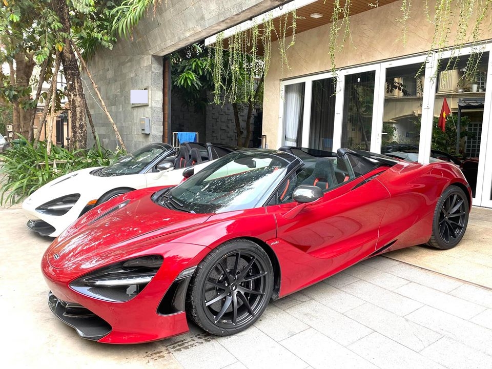 Một chiếc McLaren 720S Spider mang m&agrave;u đỏ Memphis l&agrave; của chủ nh&acirc;n garage n&agrave;y v&agrave; chiếc c&ograve;n lại được cho một người bạn gửi nhờ