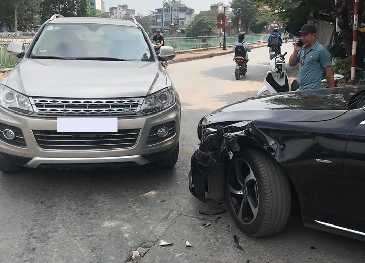 Hiện trường vụ va quẹt giao thông của Mercedes-Benz E200 với chiếc SUV có gắn logo Land Rover trên lưới tản nhiệt