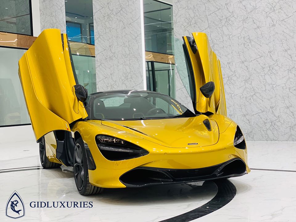 Chiếc siêu xe mui trần McLaren 720S Spider này có màu sơn Aztec Gold Elite
