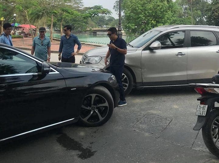 Cả 2 chiếc xe đều bị thiệt hại nặng. Chiếc SUV lạ gắn logo Land Rover là Zotye T600