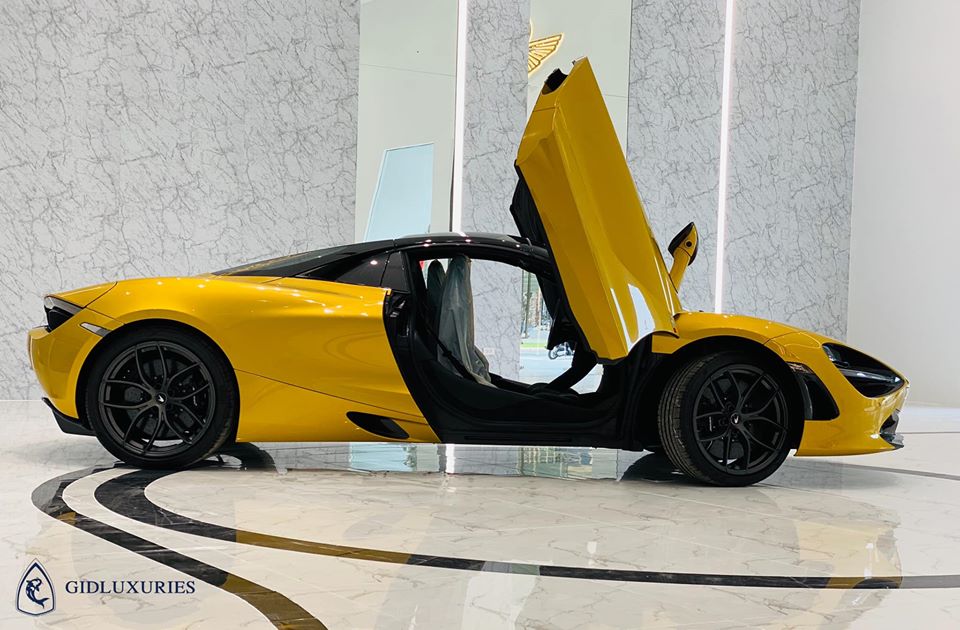 Cửa siêu xe mui trần McLaren 720S Spider có thiết kế hơi khác so với phiên bản Coupe nhưng vẫn đảm bảo là một chiếc cửa cánh bướm đẹp mắt