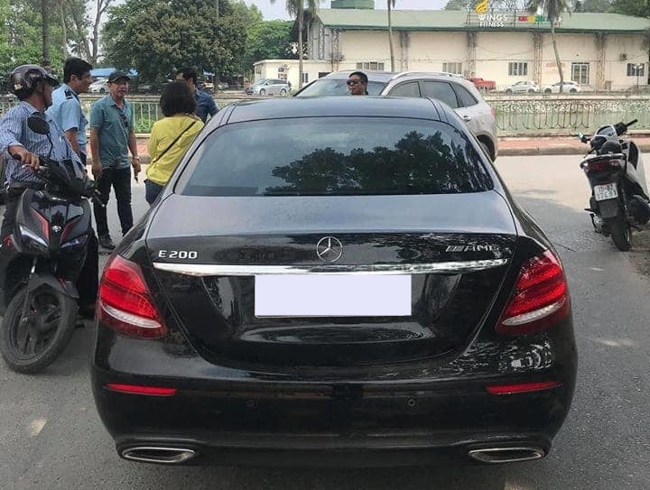Vụ va quẹt giao thông này thu hút sự chú ý của người đi đường