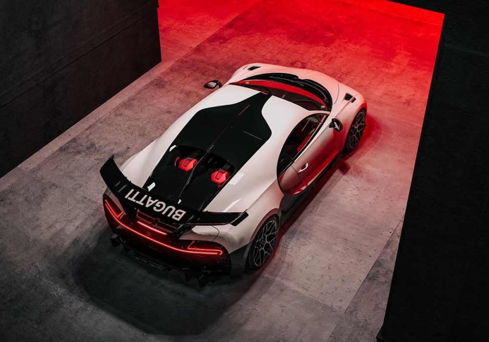C&aacute;nh gi&oacute; đu&ocirc;i khổng lồ bằng carbon c&oacute; t&ecirc;n Bugatti m&agrave;u trắng