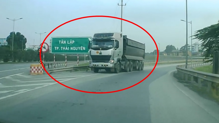 Và khi đến đoạn lối rẽ vào Quốc lộ 3 mới đã phát hiện ra có một chiếc xe tải chạy ngược chiều vào đường cao tốc Hà Nội - Thái Nguyên