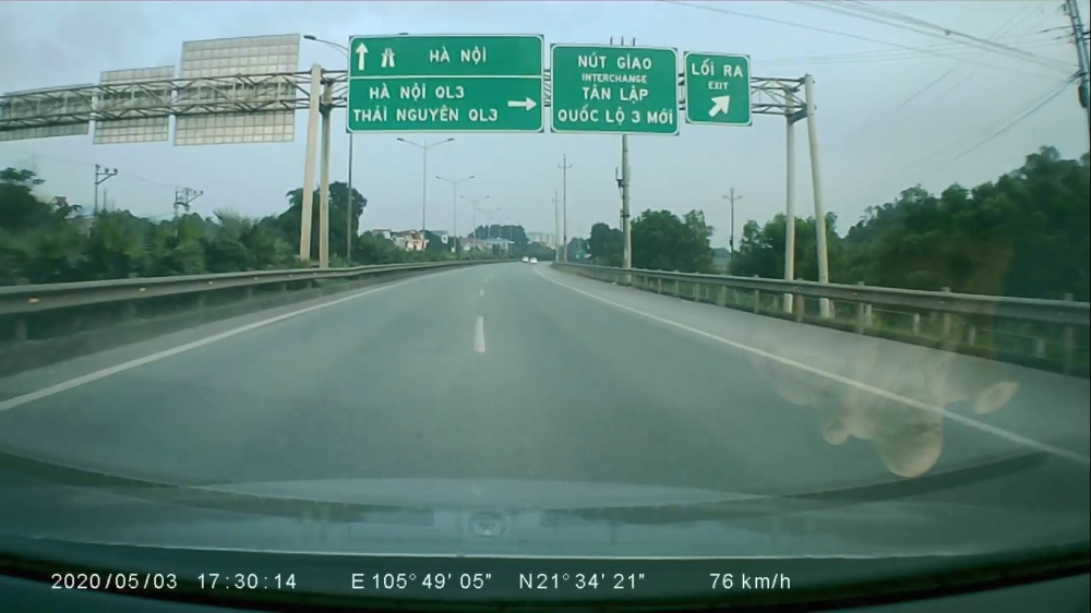 Tài xế ô tô gắn camera hành trình đang di chuyển trên cao tốc Hà Nội - Thái Nguyên
