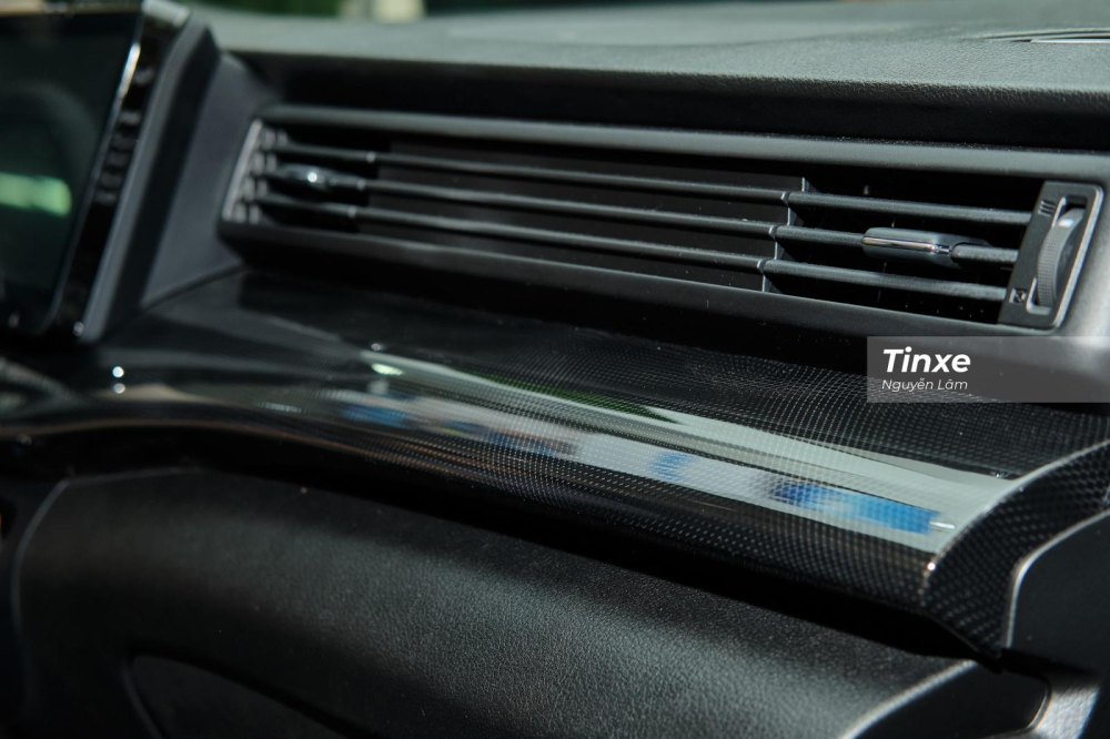 Ốp táp-lô là nhựa giả vân carbon