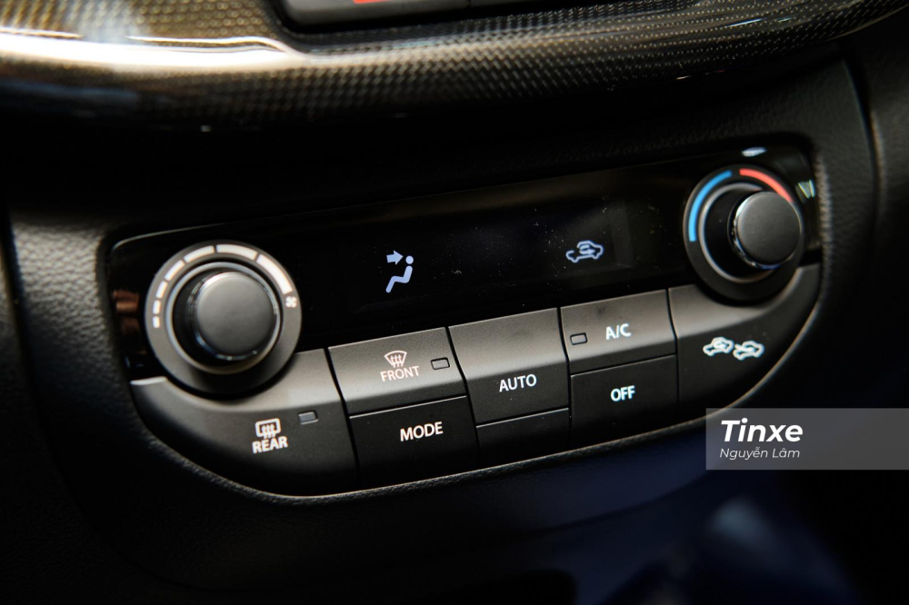 Hệ thống điều hòa cũng tương tự với người em Suzuki Ertiga, tự động 1 vùng với cửa gió cho hàng ghế thứ 2