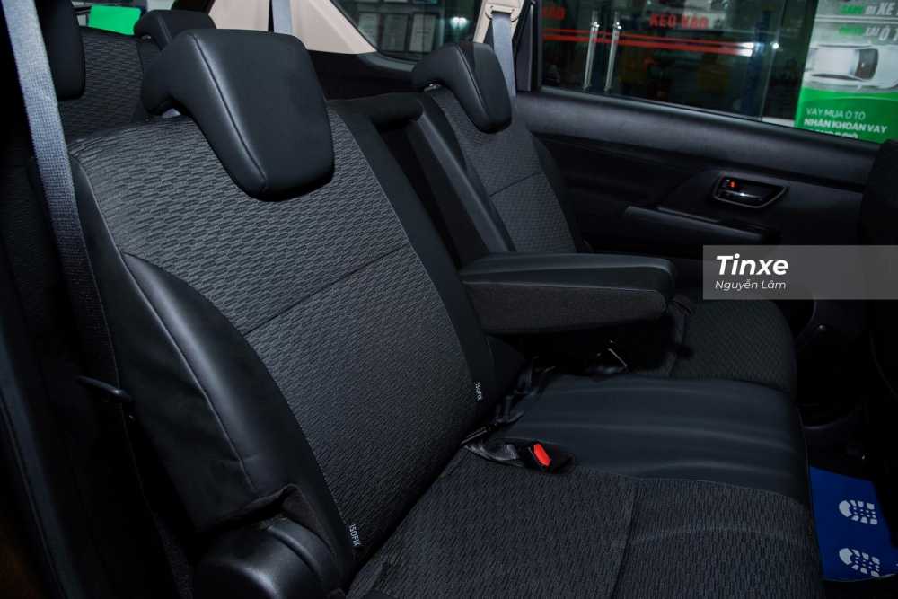 Hàng ghế thứ 2 giống với Suzuki Ertiga, có thể gập xuống và trượt lên xuống giúp người ngồi ở hàng ghế thứ 3 ra vào thuận tiện hơn